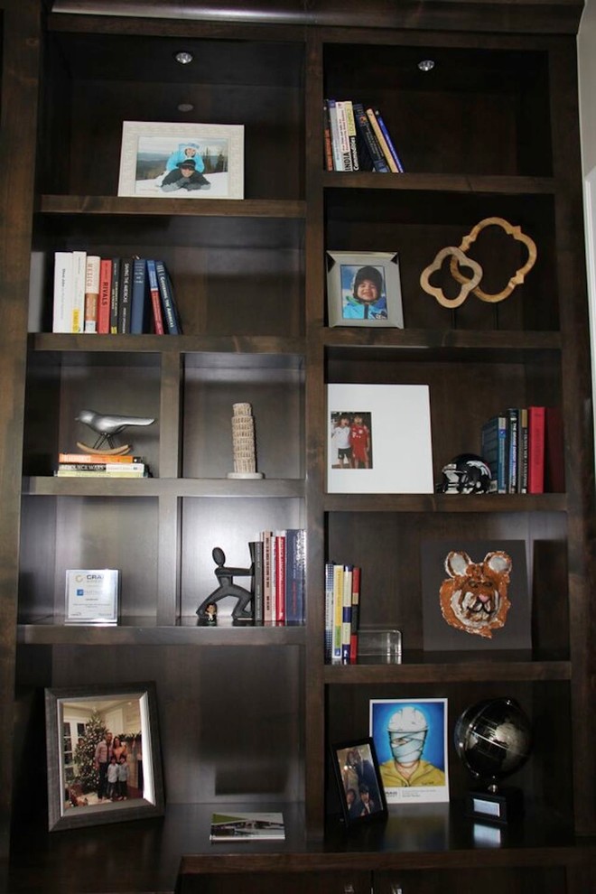 デンバーにある高級な広いインダストリアルスタイルのおしゃれな書斎 (無垢フローリング、自立型机、グレーの壁、暖炉なし) の写真