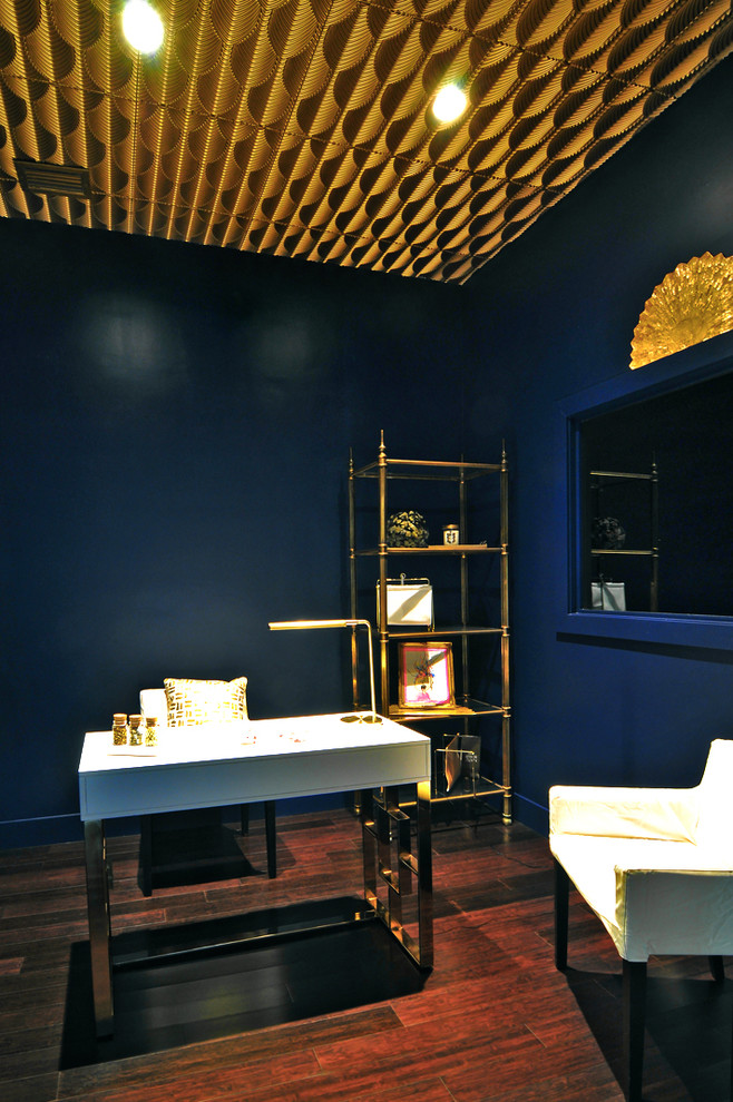 Пример оригинального дизайна: маленькое рабочее место в стиле фьюжн с синими стенами, полом из бамбука, отдельно стоящим рабочим столом и коричневым полом для на участке и в саду
