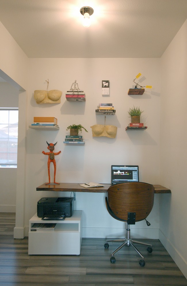 Idée de décoration pour un petit bureau minimaliste avec un mur blanc, parquet en bambou, un bureau intégré et un sol gris.