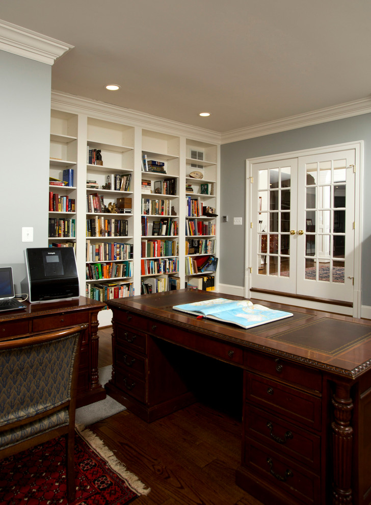 Cette photo montre un bureau chic de taille moyenne avec un mur gris, parquet foncé et un bureau indépendant.