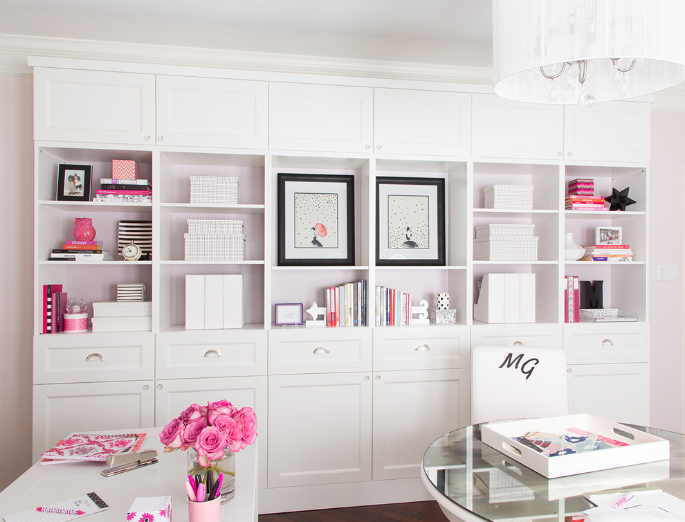 Cette photo montre un grand bureau atelier tendance avec parquet foncé et un mur rose.