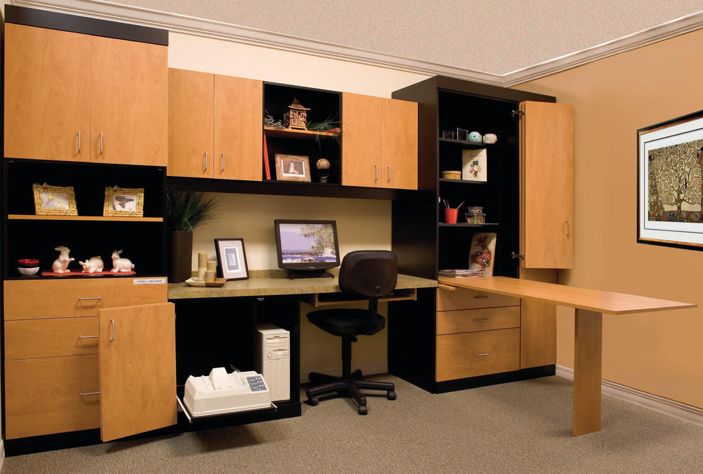 Idee per un ufficio minimal di medie dimensioni con pareti beige, moquette, scrivania incassata e nessun camino