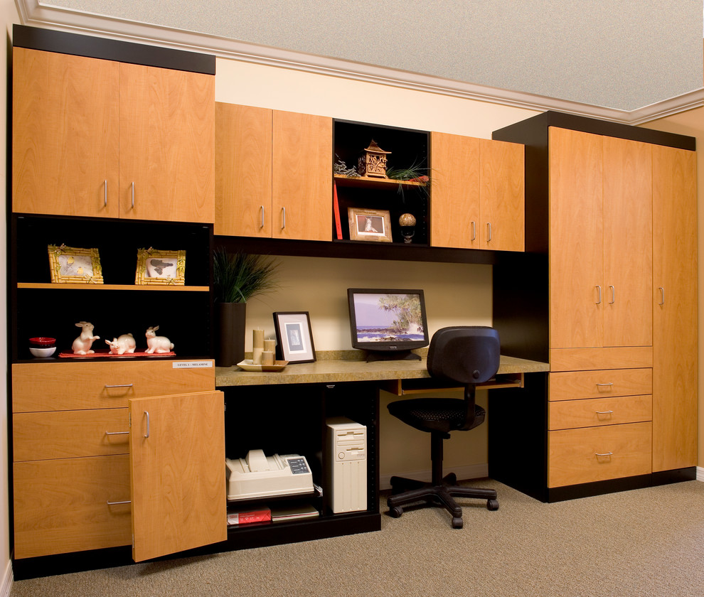 Idées déco pour un bureau contemporain de taille moyenne avec un mur beige, moquette, un bureau intégré et aucune cheminée.