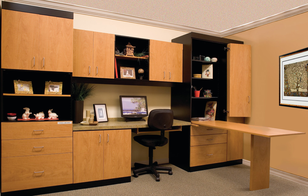 Immagine di un ufficio design di medie dimensioni con pareti beige, moquette, scrivania incassata e nessun camino