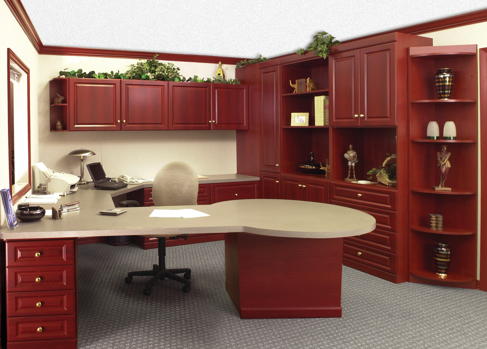 Inspiration pour un bureau traditionnel de taille moyenne avec un mur beige, moquette, un bureau intégré et aucune cheminée.