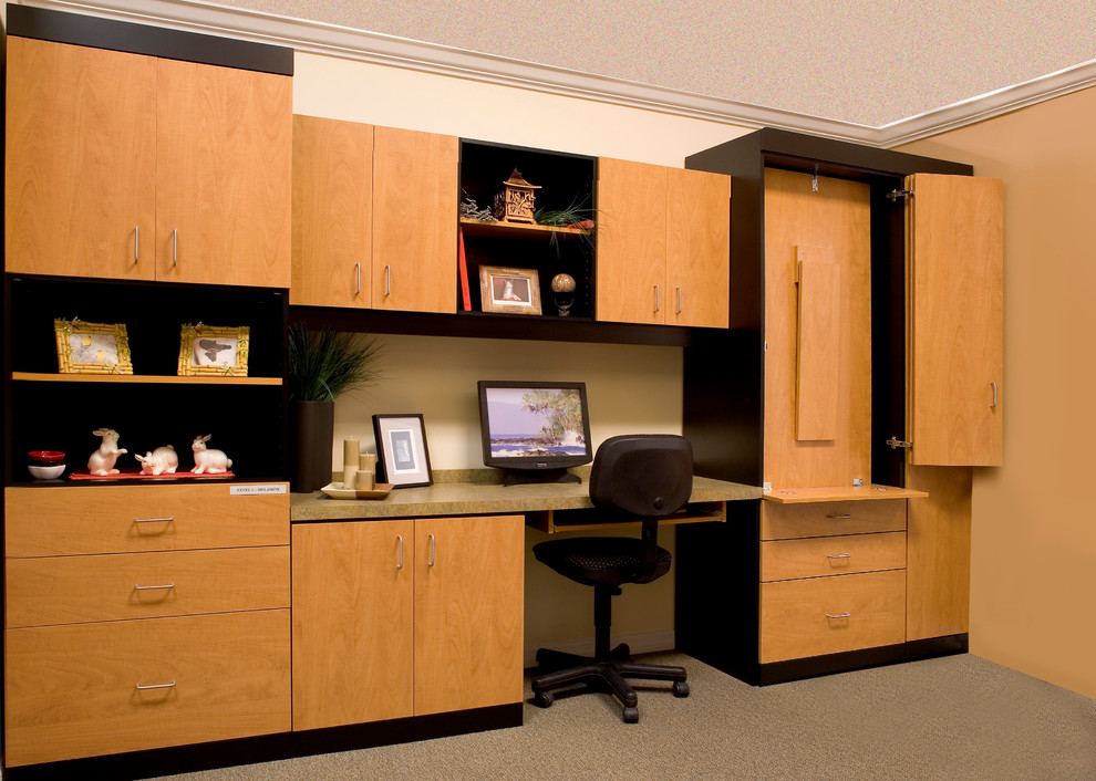 Bild på ett mellanstort funkis hemmabibliotek, med beige väggar, heltäckningsmatta och ett inbyggt skrivbord