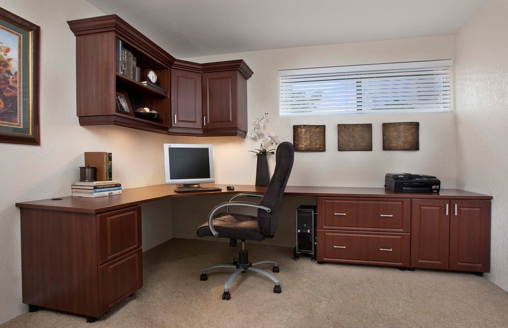 Ejemplo de despacho tradicional de tamaño medio sin chimenea con paredes beige, moqueta y escritorio empotrado