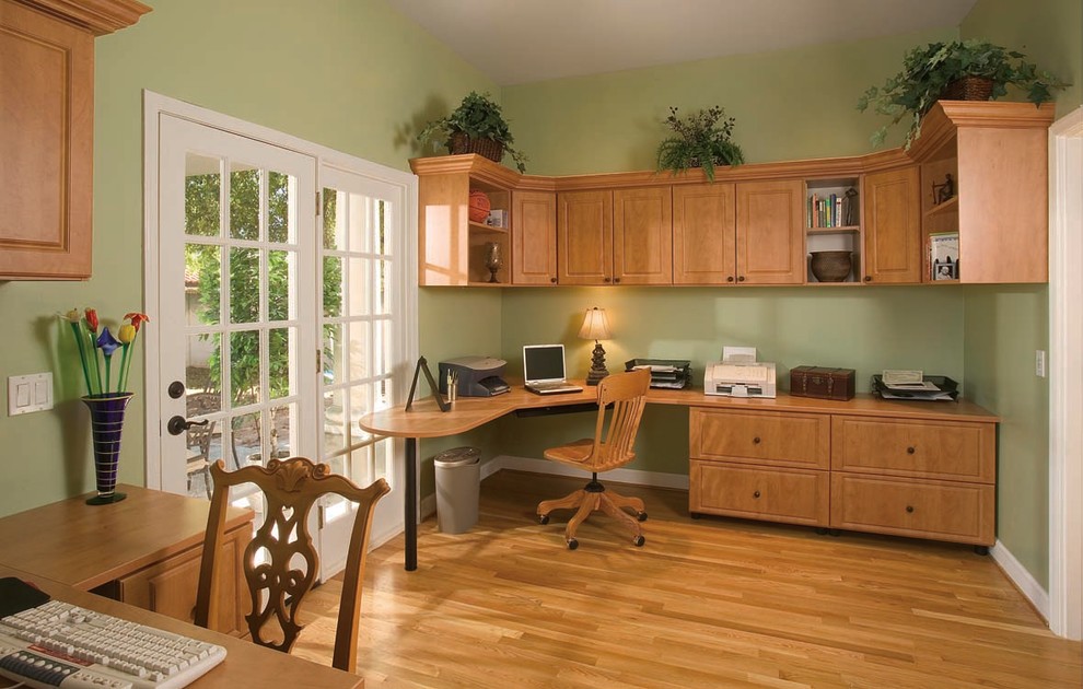 Réalisation d'un bureau tradition de taille moyenne avec un mur vert, parquet clair, aucune cheminée et un bureau intégré.