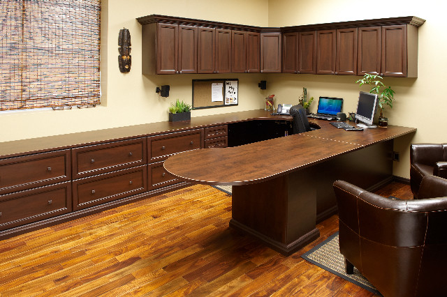 Idéer för stora vintage arbetsrum, med beige väggar, mörkt trägolv och ett inbyggt skrivbord