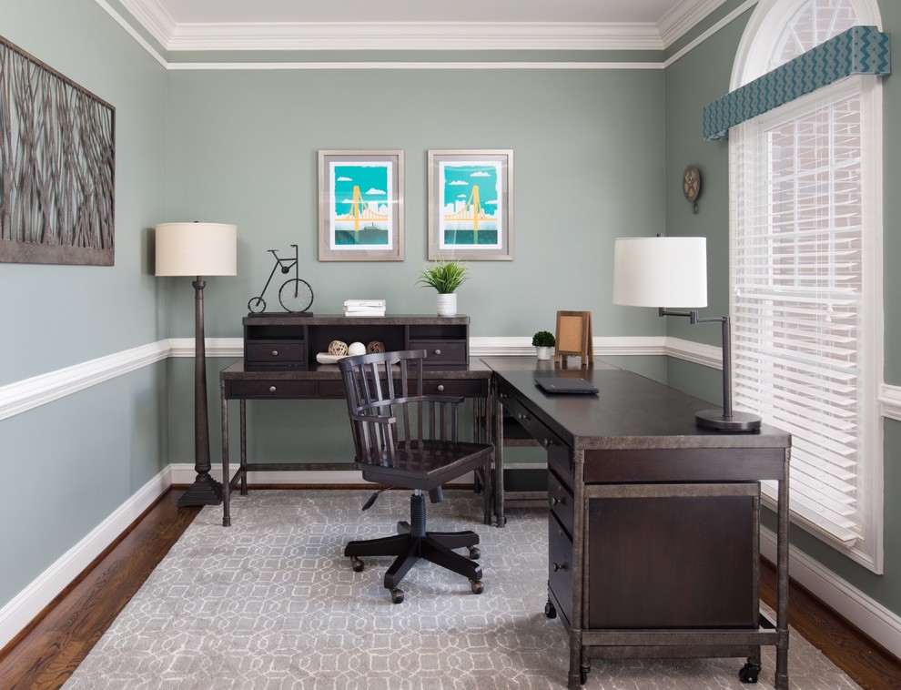 Immagine di un ufficio chic di medie dimensioni con pareti verdi, parquet scuro, nessun camino, scrivania autoportante e pavimento marrone