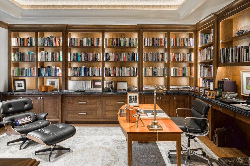 Свежая идея для дизайна: большой домашняя библиотека в классическом стиле с паркетным полом среднего тона, отдельно стоящим рабочим столом, серыми стенами и коричневым полом без камина - отличное фото интерьера