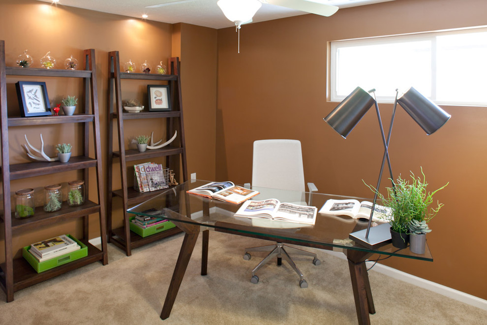 Idées déco pour un petit bureau classique avec un mur marron, moquette et un bureau indépendant.