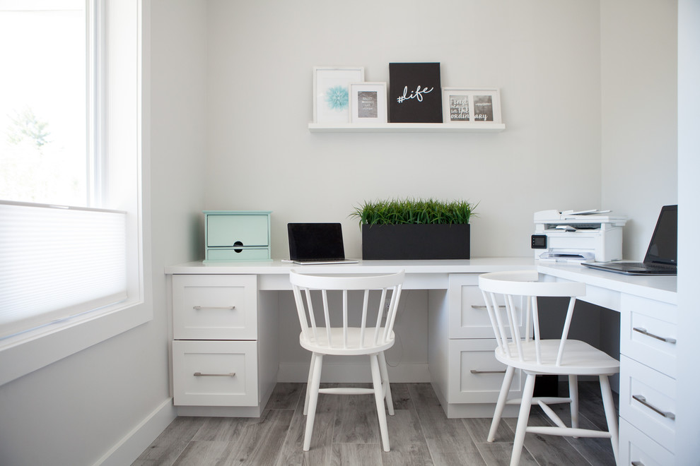 Idée de décoration pour un petit bureau tradition avec un sol en carrelage de céramique, un bureau intégré et un sol gris.