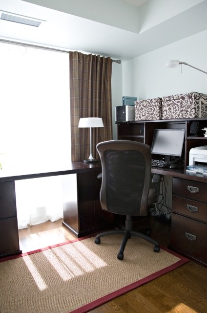 Foto di un piccolo ufficio classico con pareti blu e scrivania autoportante
