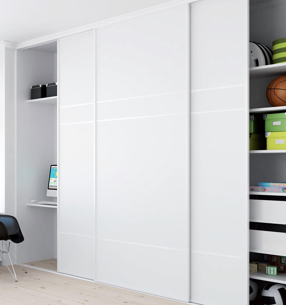 Idee per un piccolo ufficio design con pareti bianche, parquet chiaro e scrivania incassata