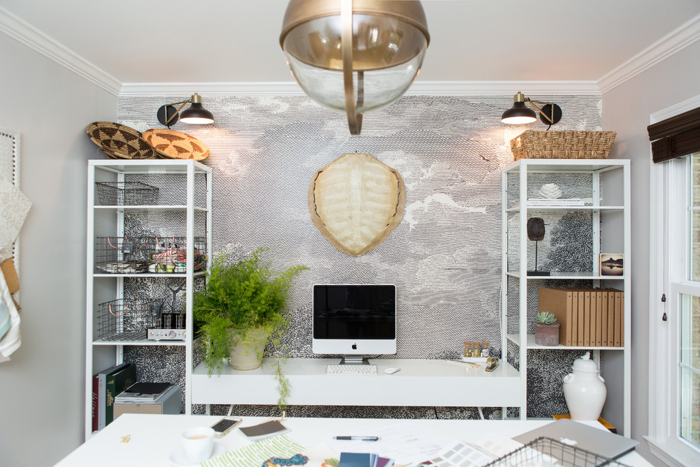 Eklektisk inredning av ett litet hemmastudio, med grå väggar, ljust trägolv och ett inbyggt skrivbord