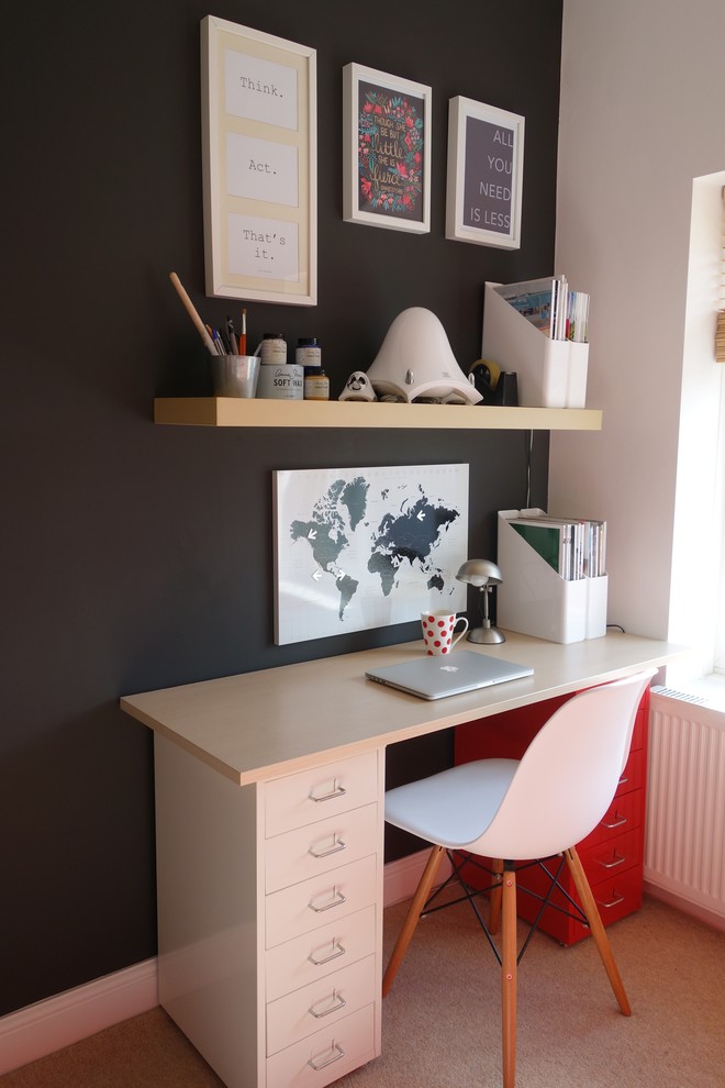 Kleines Modernes Arbeitszimmer mit Arbeitsplatz, schwarzer Wandfarbe, Teppichboden und freistehendem Schreibtisch in Sonstige