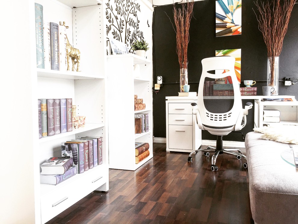 Kleines Shabby-Chic Arbeitszimmer mit Arbeitsplatz, schwarzer Wandfarbe, Laminat, freistehendem Schreibtisch und braunem Boden in Vancouver