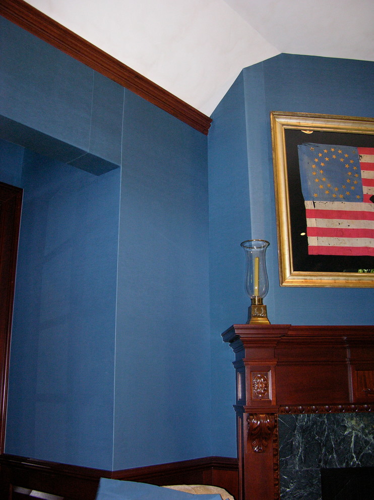 Источник вдохновения для домашнего уюта: кабинет в классическом стиле с синими стенами, светлым паркетным полом, угловым камином и фасадом камина из камня