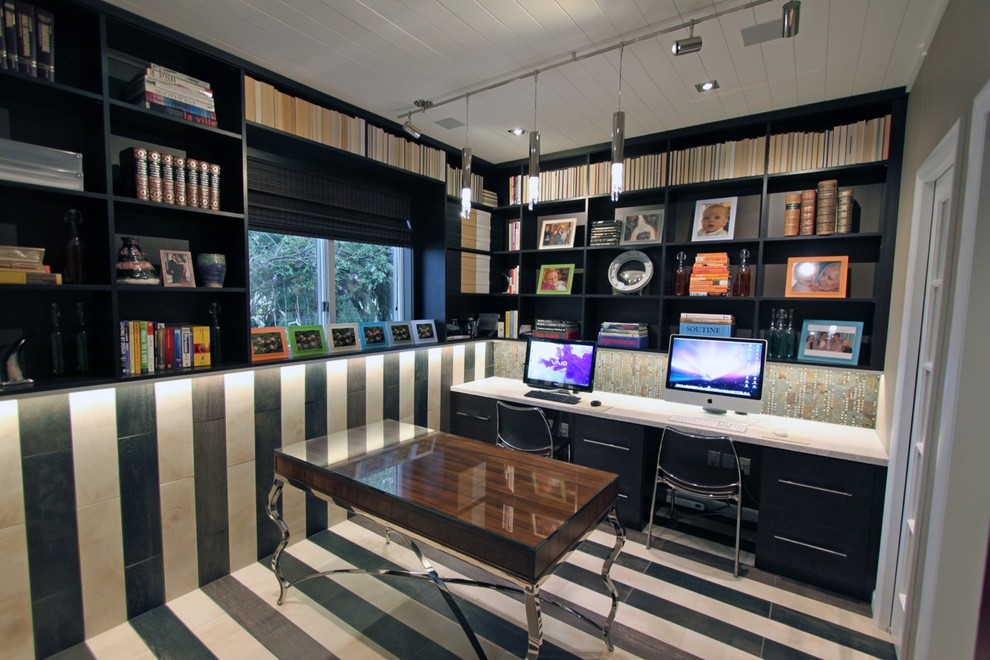 Contemporary home office in Chicago.
