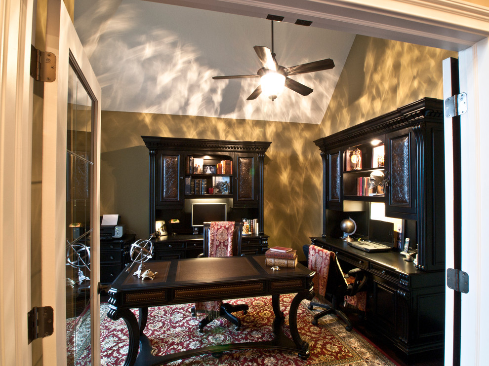 クリーブランドにあるトランジショナルスタイルのおしゃれな書斎 (緑の壁、濃色無垢フローリング、自立型机) の写真