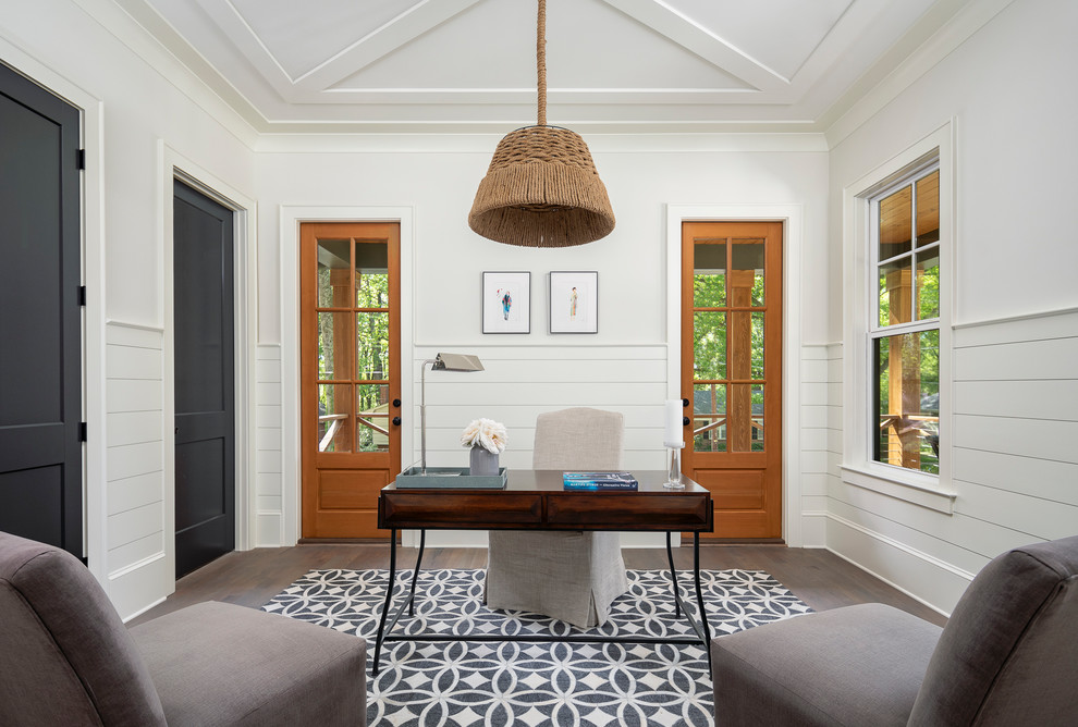 Ejemplo de despacho de estilo de casa de campo con paredes blancas, suelo de madera en tonos medios, escritorio independiente y suelo marrón