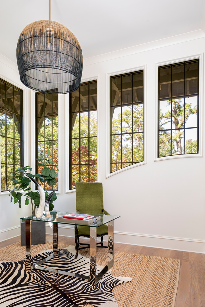 Großes Klassisches Arbeitszimmer mit Arbeitsplatz, beiger Wandfarbe, braunem Holzboden und freistehendem Schreibtisch in Charlotte