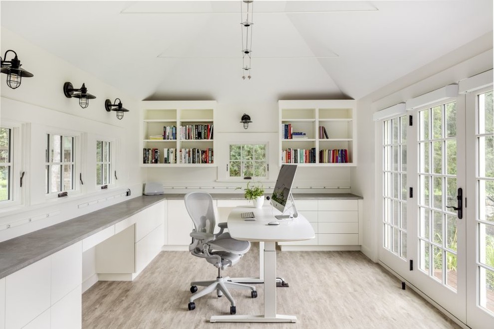 Mittelgroßes Klassisches Arbeitszimmer mit Arbeitsplatz, beiger Wandfarbe, Laminat, freistehendem Schreibtisch und grauem Boden in Boston