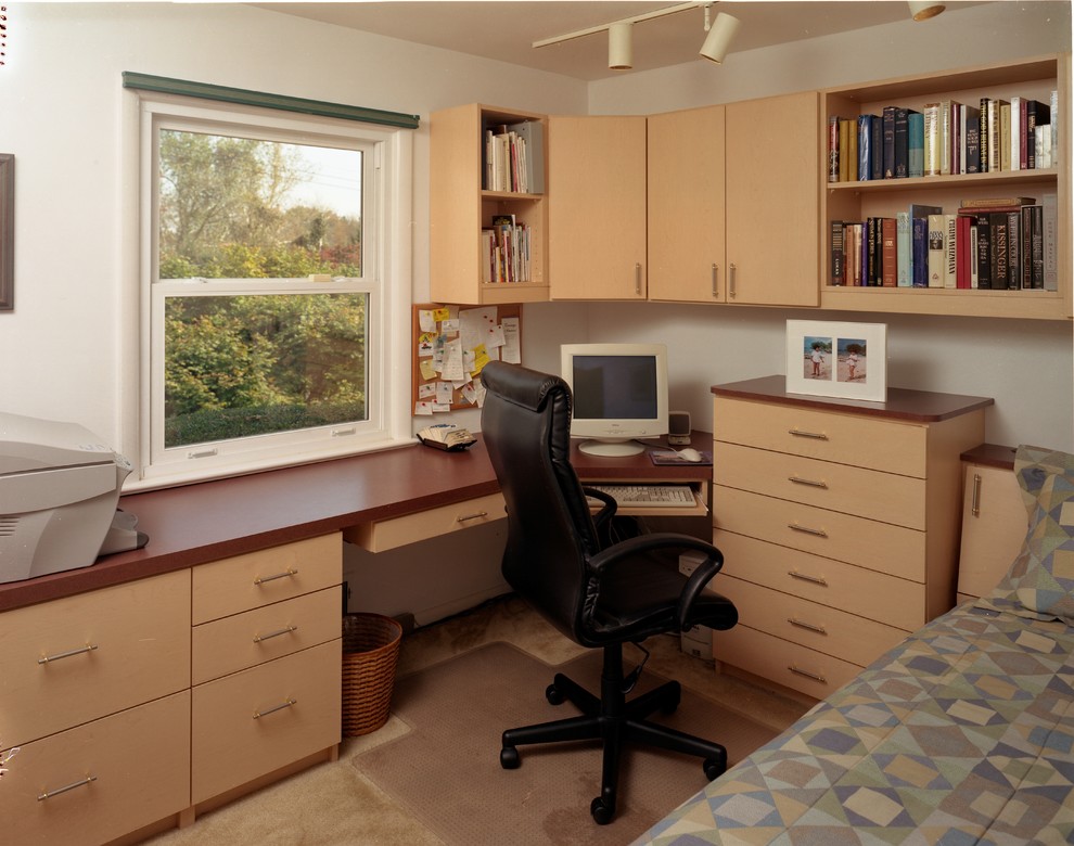 Photo of a contemporary home office in DC Metro.