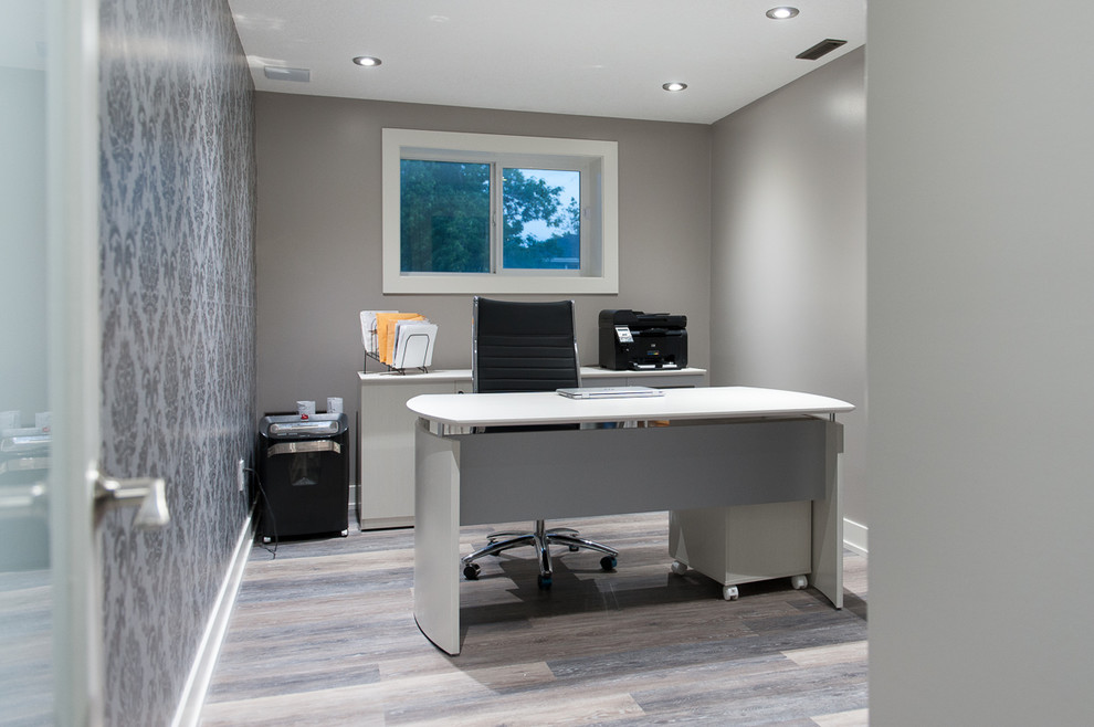 На фото: кабинет среднего размера в современном стиле с серыми стенами, полом из керамогранита и отдельно стоящим рабочим столом без камина с