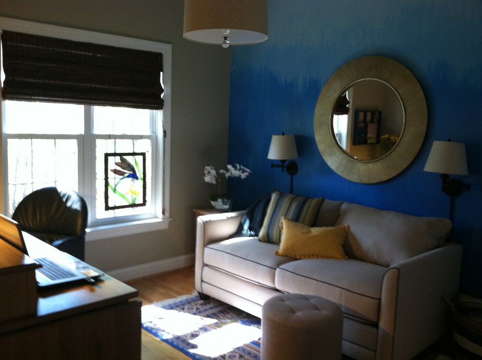 Kleines Klassisches Arbeitszimmer mit Studio, blauer Wandfarbe, braunem Holzboden und freistehendem Schreibtisch in Raleigh