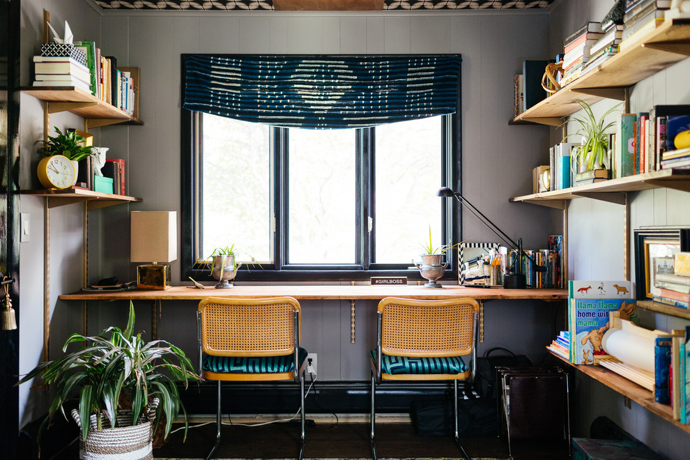 Идея дизайна: кабинет среднего размера в стиле ретро с серыми стенами, темным паркетным полом, встроенным рабочим столом и коричневым полом без камина