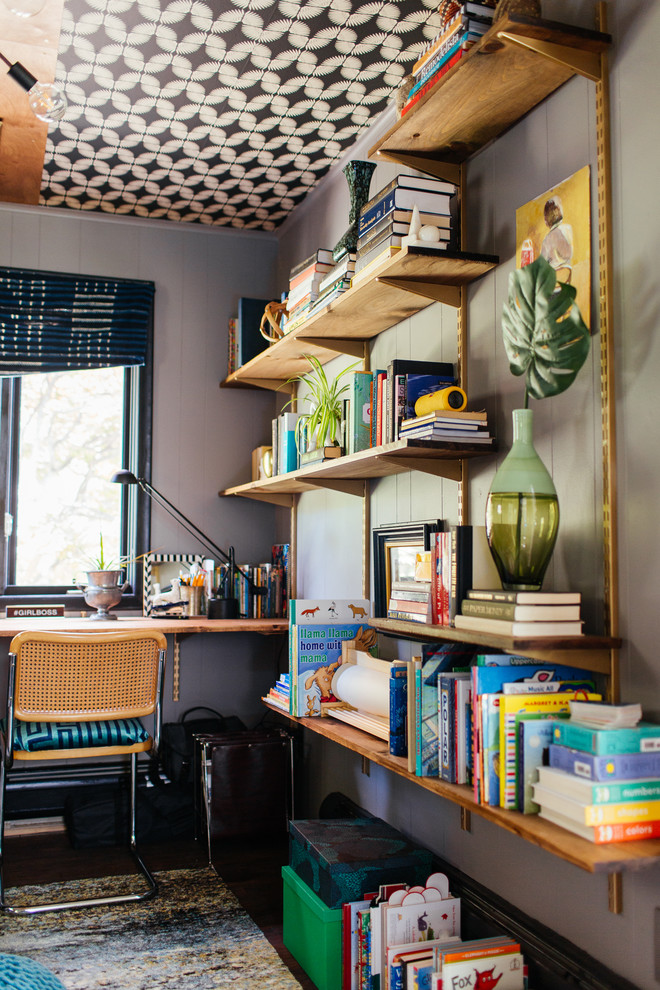 ニューヨークにある低価格の中くらいなミッドセンチュリースタイルのおしゃれなホームオフィス・書斎 (グレーの壁、濃色無垢フローリング、暖炉なし、造り付け机、茶色い床) の写真