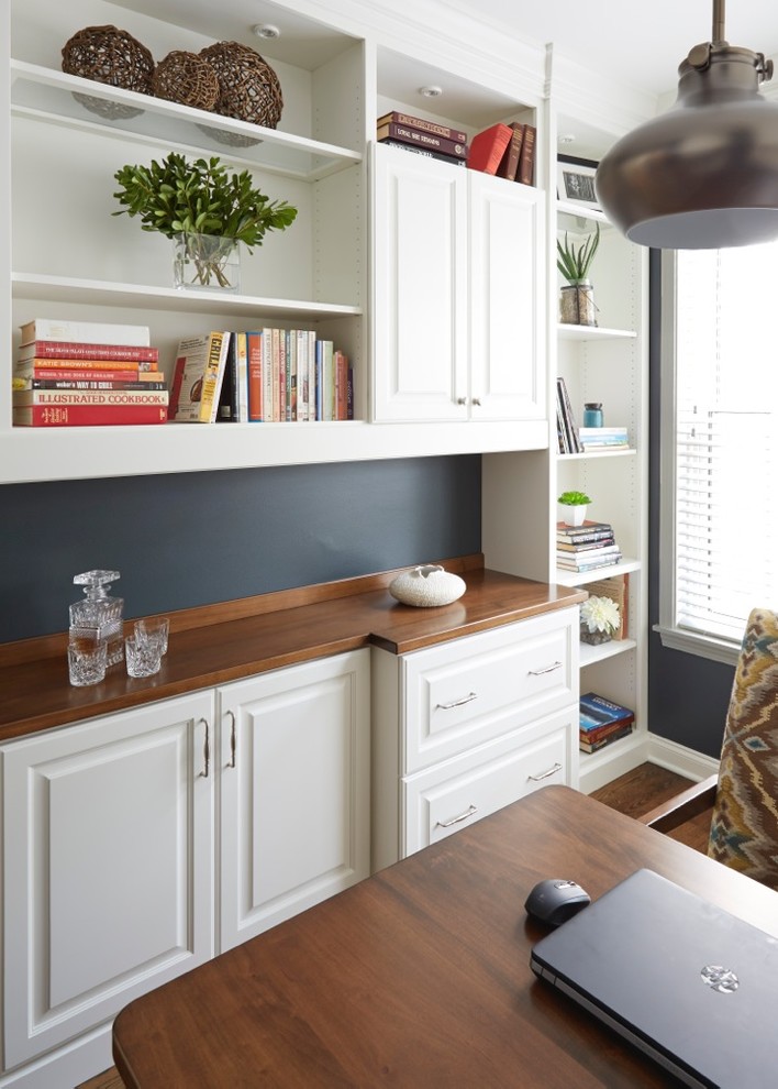 Inspiration för ett litet funkis arbetsrum, med blå väggar, mörkt trägolv och ett inbyggt skrivbord