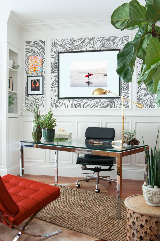 Foto di un ufficio minimal di medie dimensioni con pareti blu, pavimento in legno massello medio, scrivania autoportante, pavimento marrone e boiserie