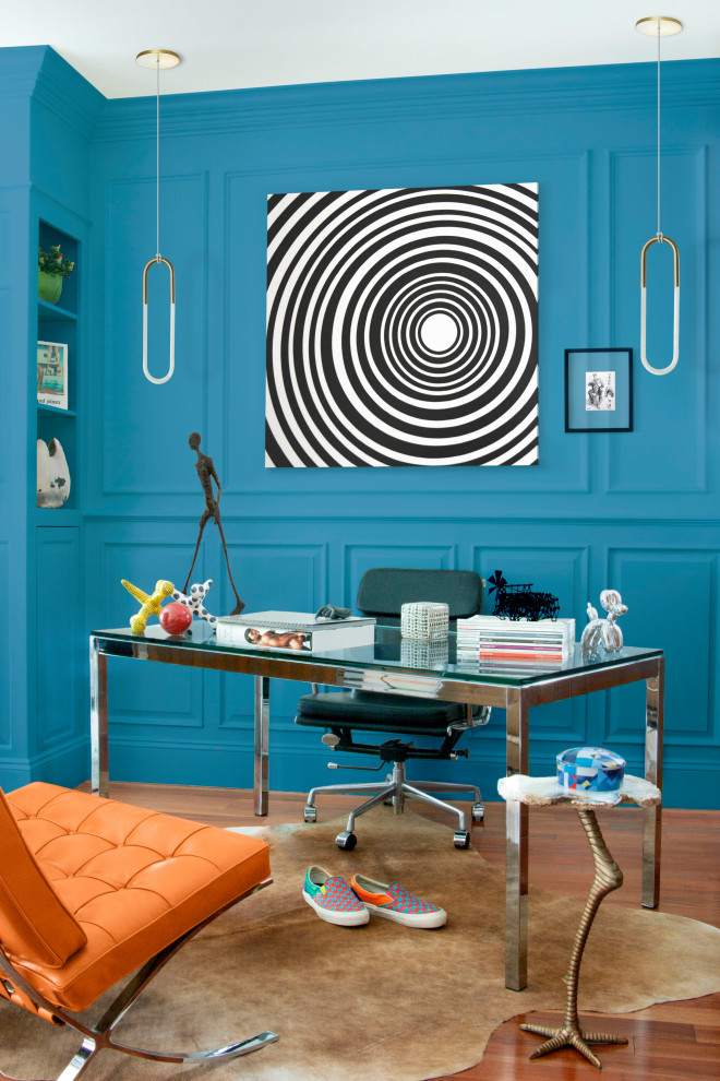 Cette photo montre un bureau tendance de taille moyenne avec un mur bleu, un sol en bois brun, un bureau indépendant, un sol marron et boiseries.