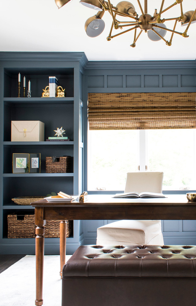 Cette image montre un petit bureau traditionnel avec un mur gris, parquet foncé, aucune cheminée, un bureau indépendant et un sol marron.