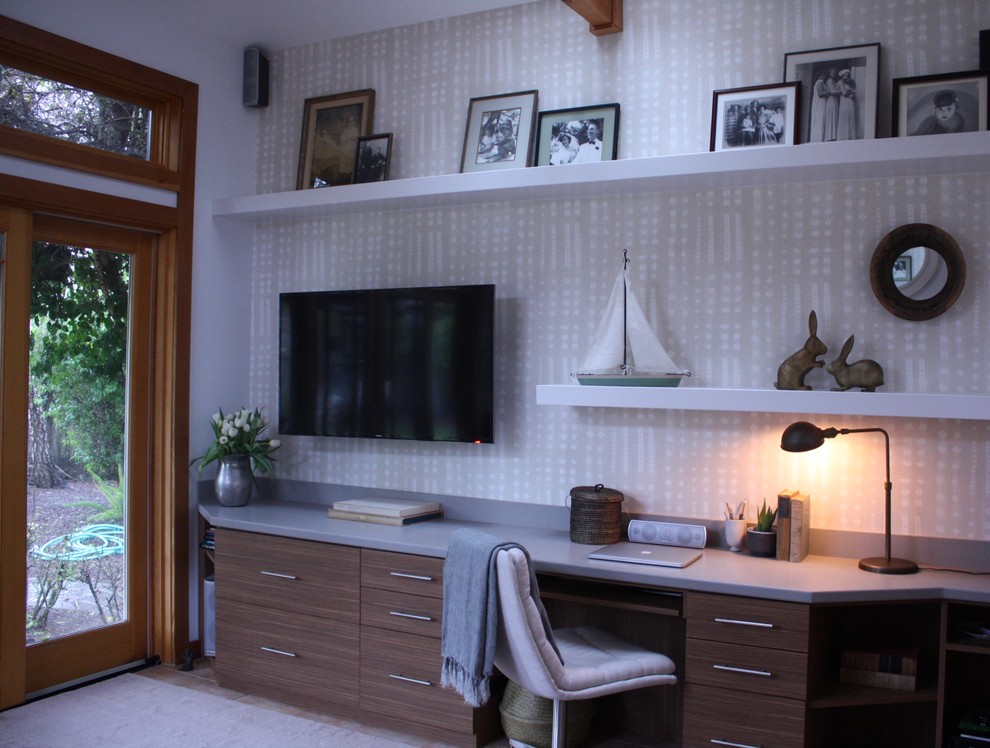 Immagine di un atelier american style di medie dimensioni con pareti beige, pavimento in terracotta e scrivania incassata