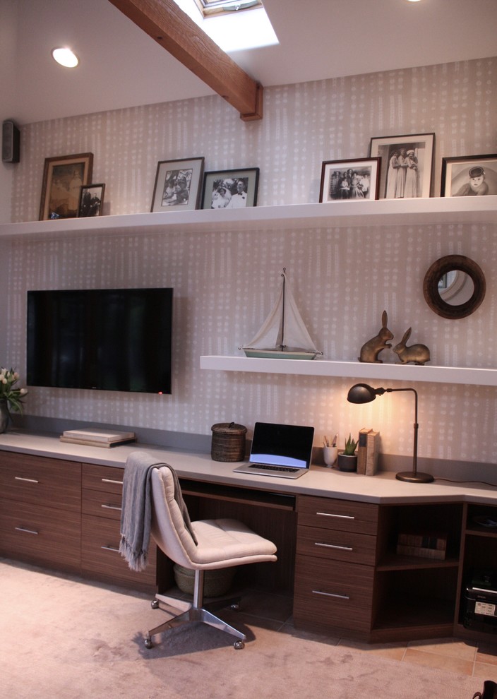 Exemple d'un bureau craftsman de taille moyenne et de type studio avec un mur beige, tomettes au sol et un bureau intégré.