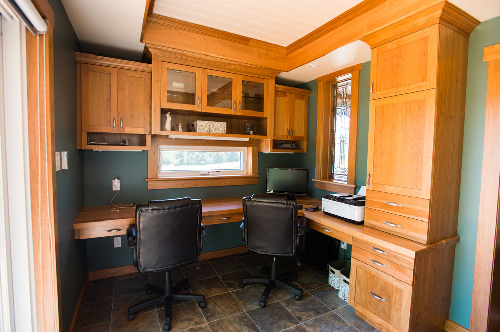 Kleines Landhausstil Arbeitszimmer mit Arbeitsplatz, grüner Wandfarbe, Porzellan-Bodenfliesen und Einbau-Schreibtisch in Sonstige