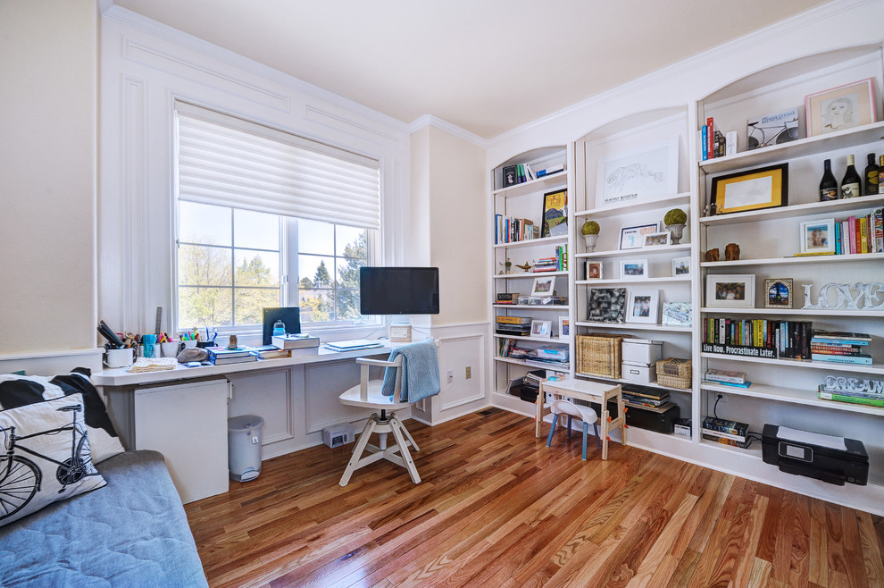 Foto di un ufficio classico di medie dimensioni con pareti beige, pavimento in legno massello medio, nessun camino, scrivania autoportante e pavimento marrone