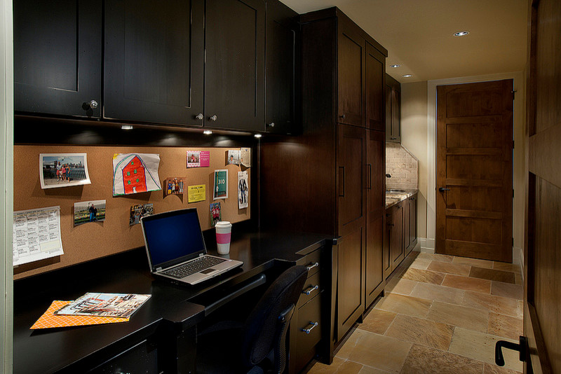 Foto de despacho tradicional de tamaño medio sin chimenea con escritorio empotrado, paredes beige y suelo de travertino
