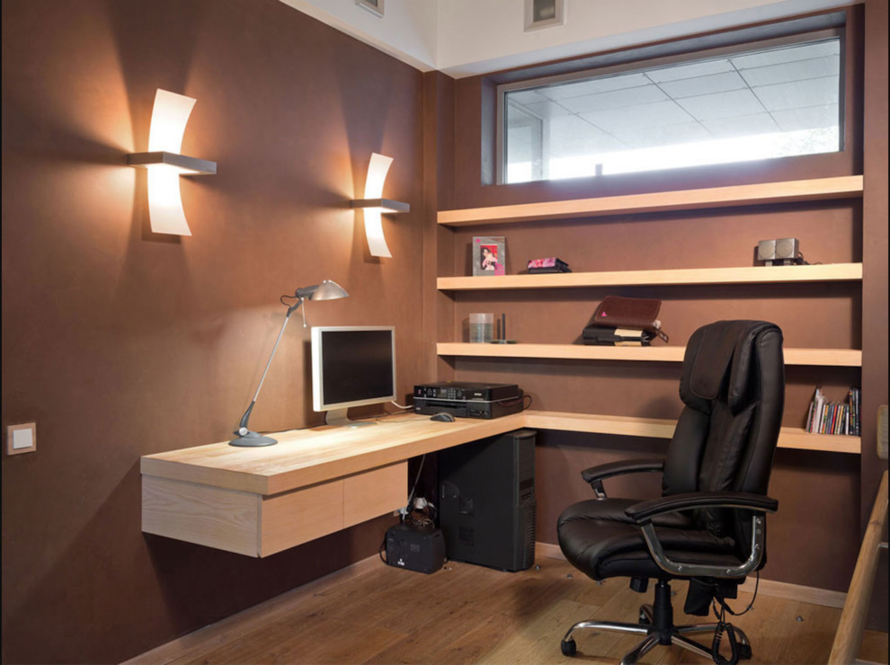 Idées déco pour un bureau moderne de taille moyenne avec un mur beige, parquet en bambou, un bureau intégré et un sol beige.