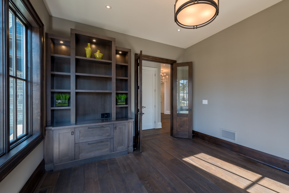 Modelo de despacho clásico renovado de tamaño medio con paredes grises y suelo de madera en tonos medios