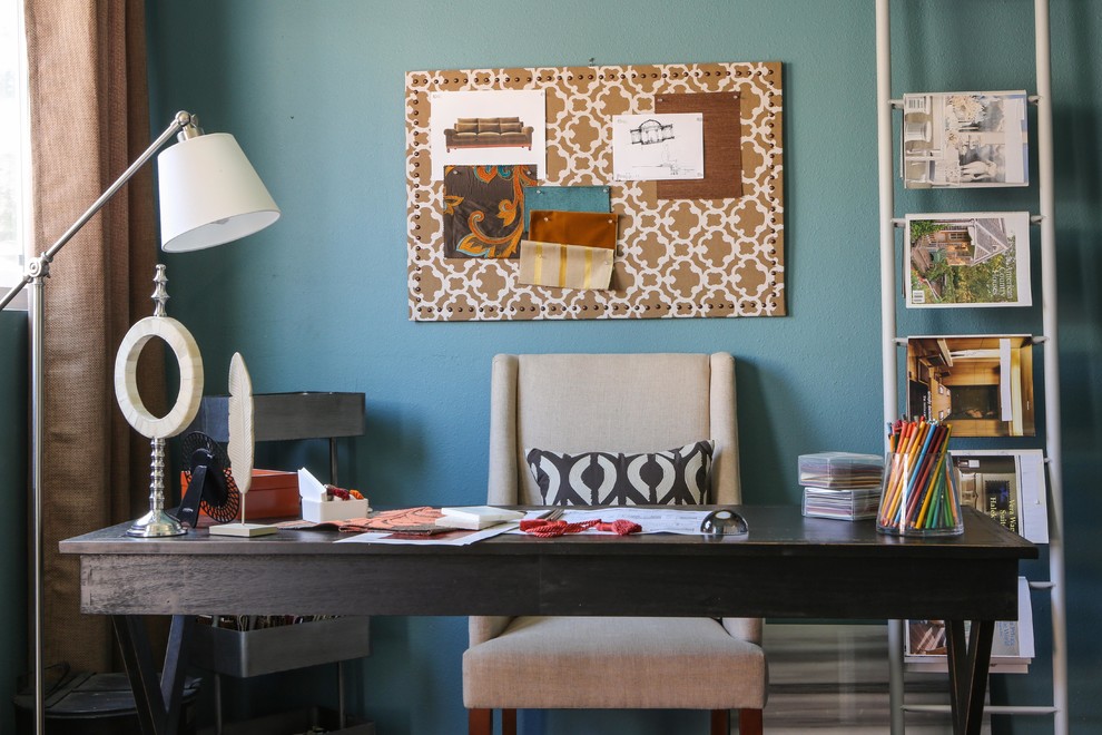Пример оригинального дизайна: кабинет в современном стиле с синими стенами и отдельно стоящим рабочим столом