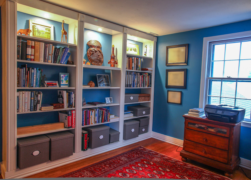 Свежая идея для дизайна: кабинет среднего размера в стиле неоклассика (современная классика) с синими стенами, паркетным полом среднего тона и коричневым полом без камина - отличное фото интерьера