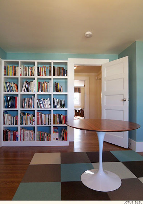 Großes Arbeitszimmer mit Arbeitsplatz, blauer Wandfarbe, braunem Holzboden und Einbau-Schreibtisch in San Francisco