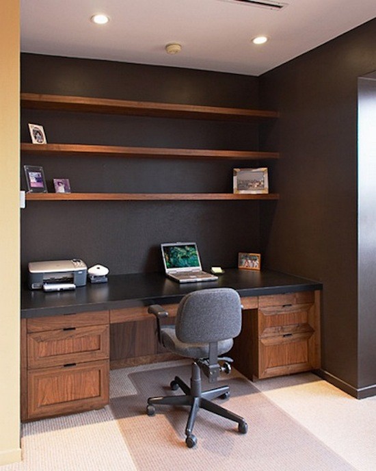 Ejemplo de despacho grande con paredes negras, moqueta y escritorio empotrado