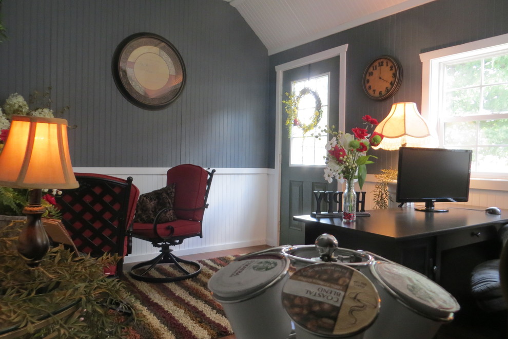 На фото: маленький кабинет в классическом стиле с серыми стенами и отдельно стоящим рабочим столом для на участке и в саду