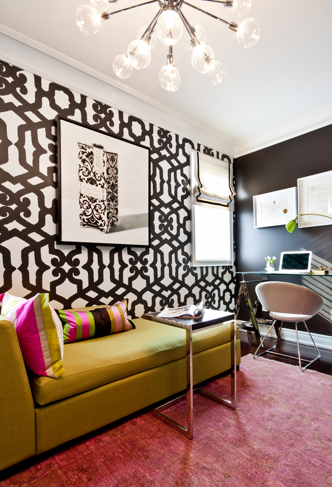 Modelo de despacho actual con suelo de madera oscura, escritorio independiente, paredes multicolor y suelo rosa